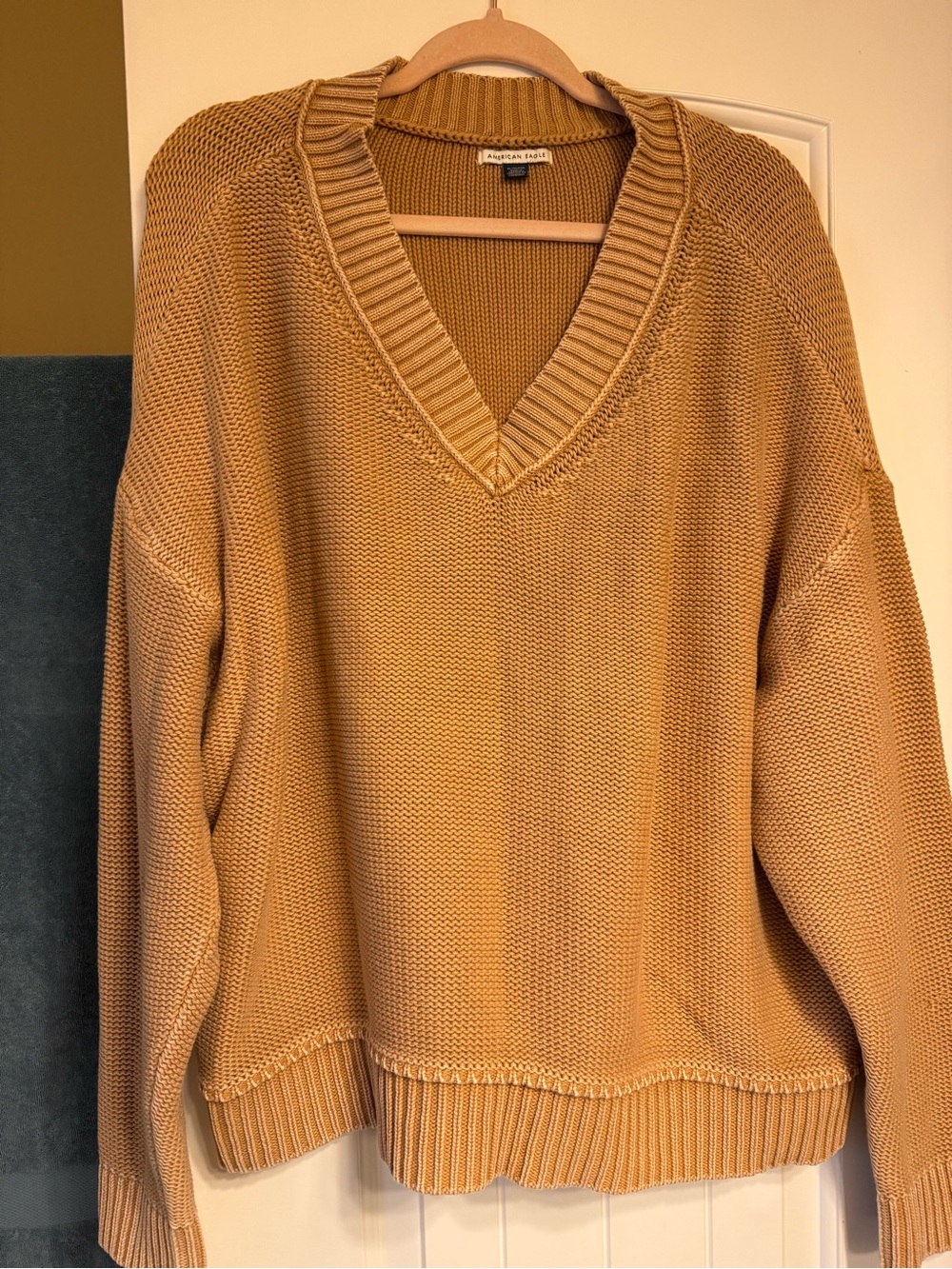 American Eagle Outfitters V-Neck Knit Sweater in Camel XL